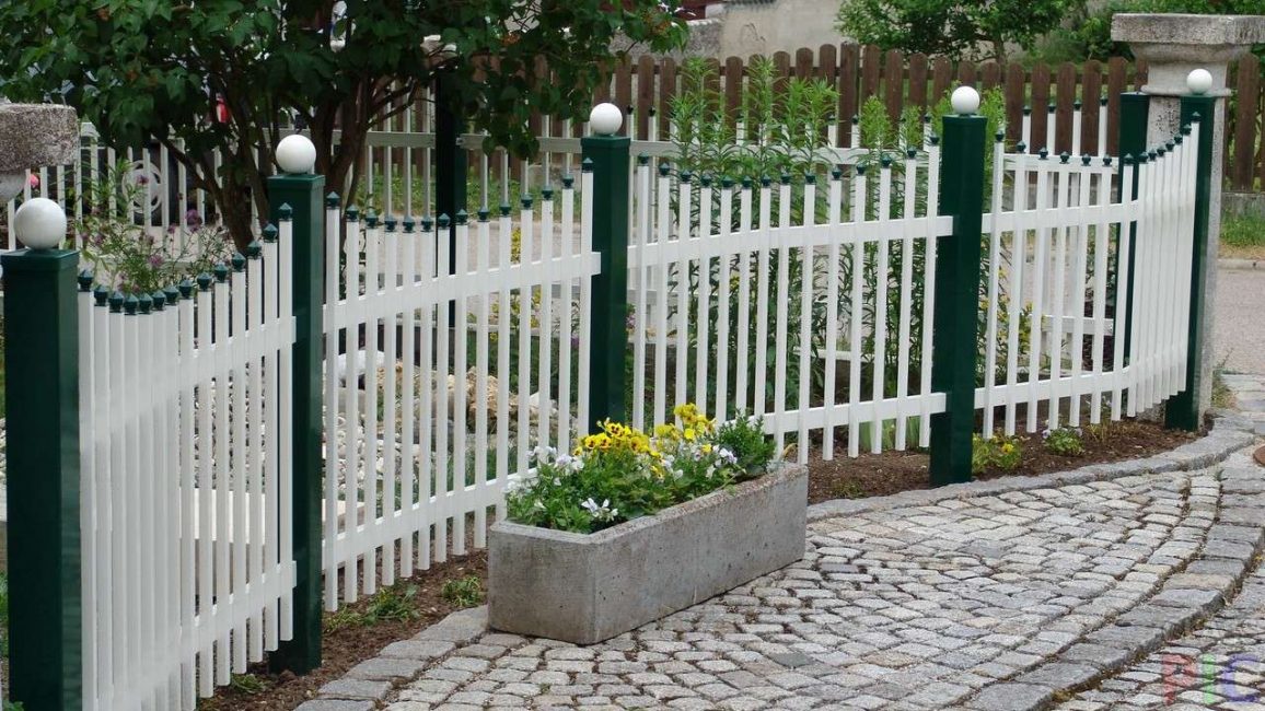 Изящна бяла и зелена ограда