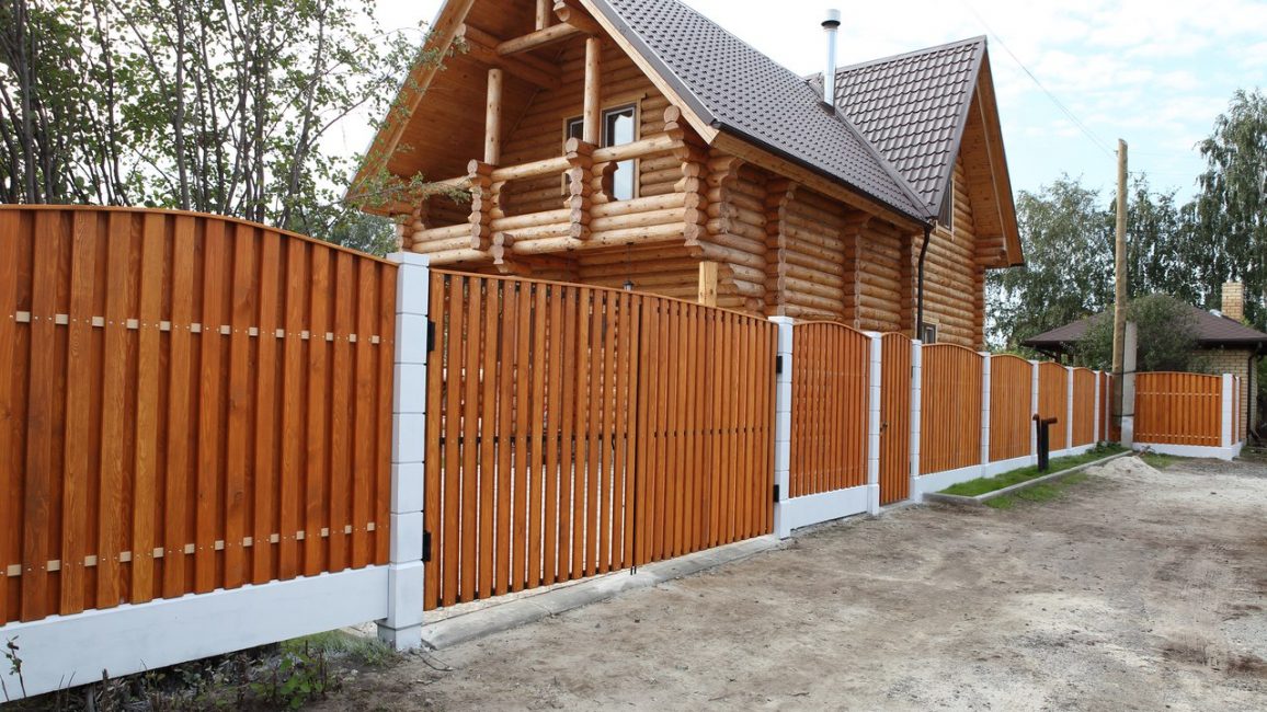 Видът на оградата ще играе ключова роля в цялостния външен вид на къщата.
