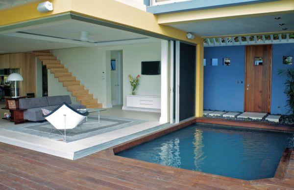 chaise coco design petite piscine sur la terrasse couverte