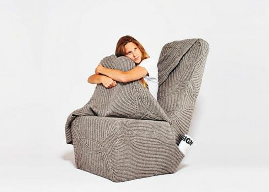 chaise design avec couverture en laine, cosy et chaleureuse