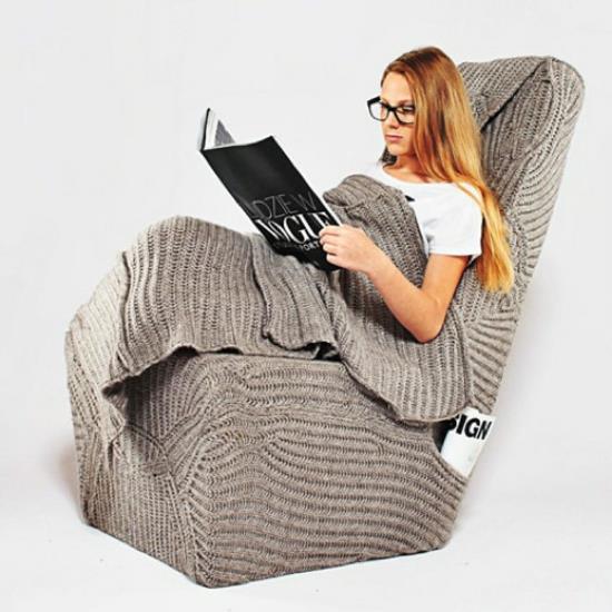 chaise design avec couverture en laine parfaite pour lire