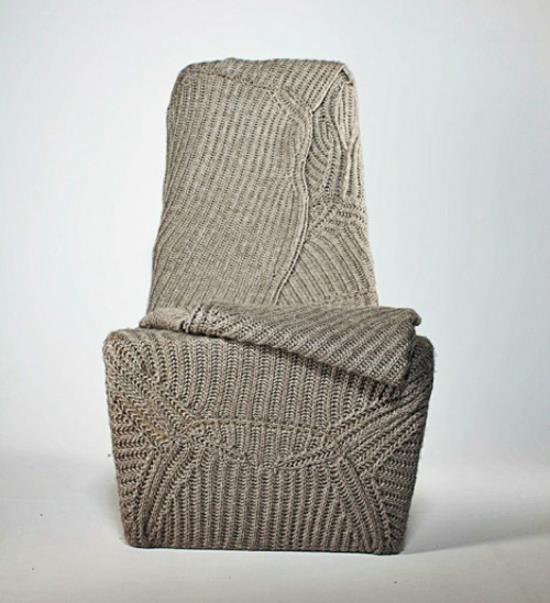 chaise design avec couverture en laine prise de face
