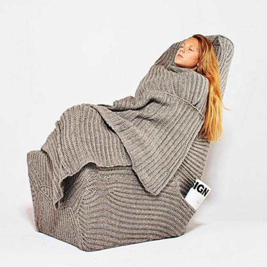 chaise design avec couverture en laine pour dormir