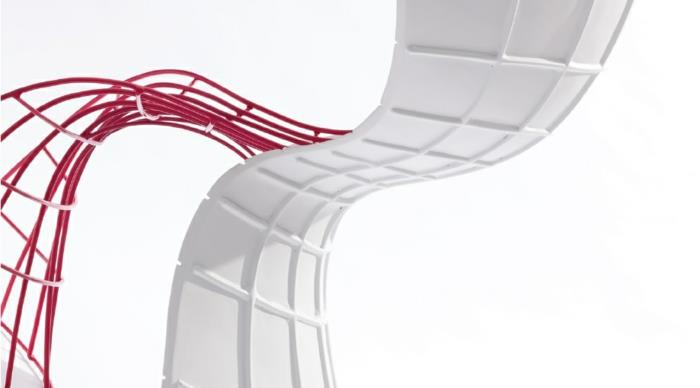 designerskie krzesło autorstwa eva chou r oparcie krzesła w kształcie muszli