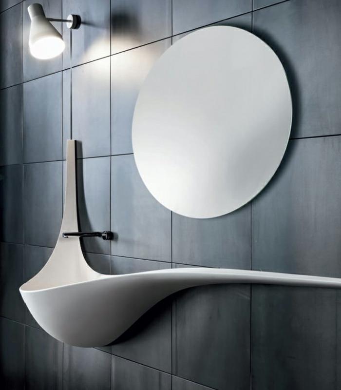 vasque design en céramique blanche lignes courbes miroir mural rond