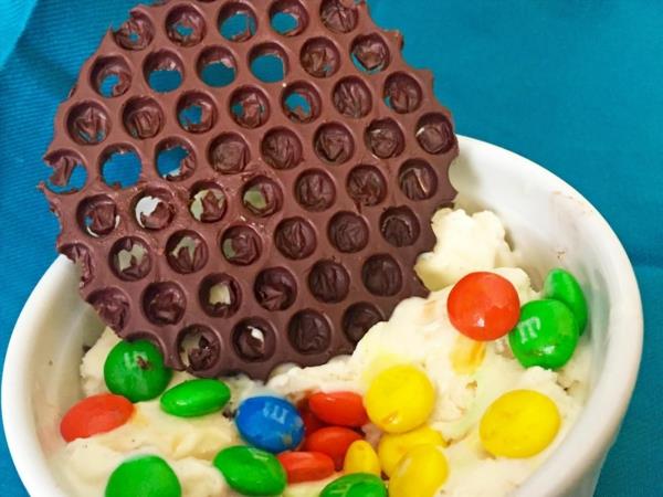 décorer le dessert avec du papier bulle