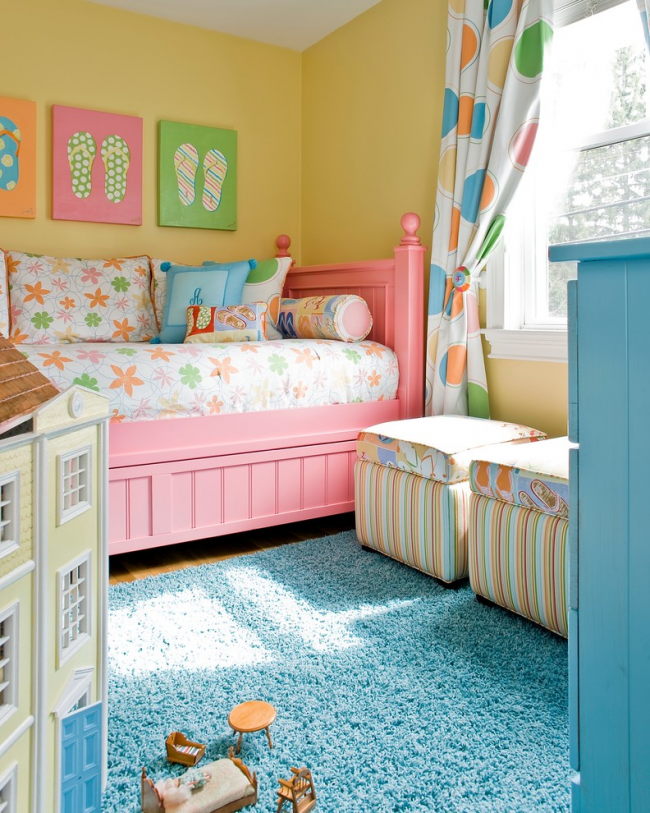 За да украсите дизайна на детска стая, е по -добре да изберете топли нюанси.