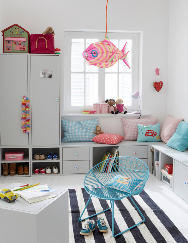 Удобни, функционални и спестяващи място детски мебели в спалнята на детето