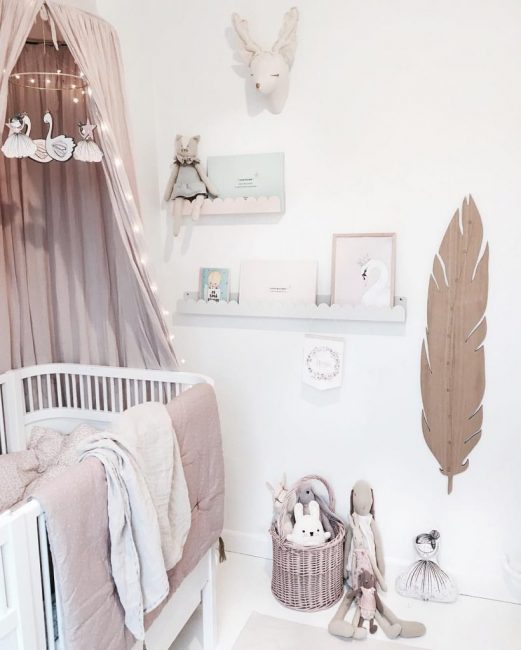 Ein Kinderzimmer in Weißtönen kann mit Regalen oder Regalen dekoriert werden