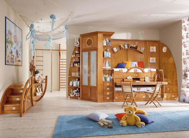 خزانة ملابس وجدار من الخشب الصلب في غرفة الأطفال باللون الأزرق المحايد
