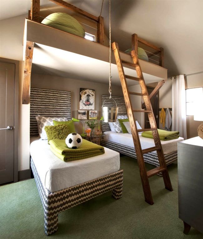 Schlafzimmer für zwei Jungen mit Platz für Spiele unter der Decke im zweiten Stock