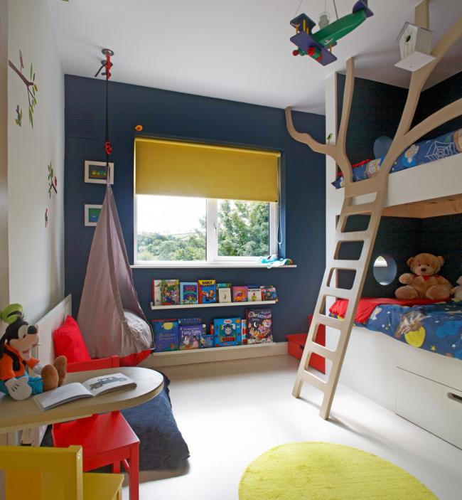 Линолеумът, поради своята практичност, звукоизолация и наличието на изолация, е идеален за детска стая