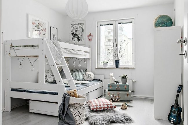 Helles und gemütliches Kinderzimmer für zwei Jungen in weißen Farben