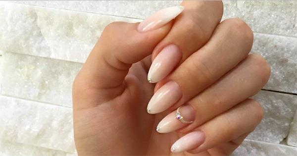 subtelne paznokcie baby boomer nails kamyk akcent