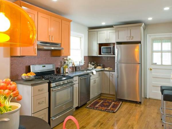 la palette de couleurs de votre cuisine ennuyeuse est constituée d'armoires orange et blanches