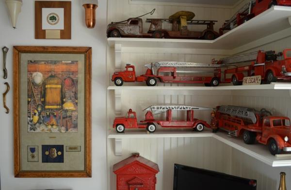 Kolekcja starych wozów strażackich na otwartych półkach