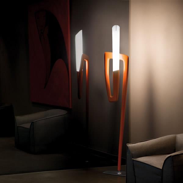 le lampadaire moderne avec une forme inhabituelle en orange