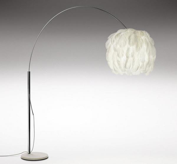 le lampadaire moderne lampe à arc élégante avec des plumes blanches