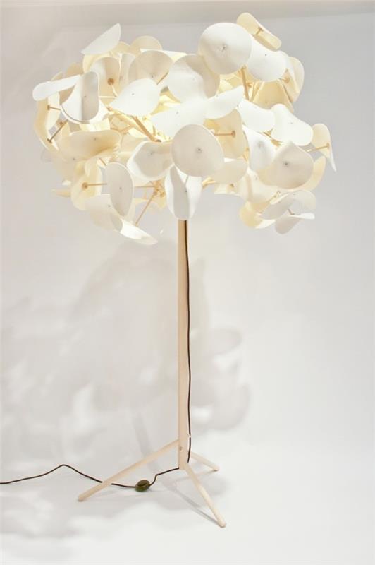 le lampadaire moderne avec de petites assiettes blanches comme un arbre