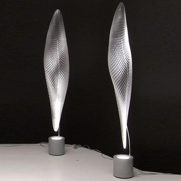 le lampadaire moderne aux reflets argentés et à la forme organique
