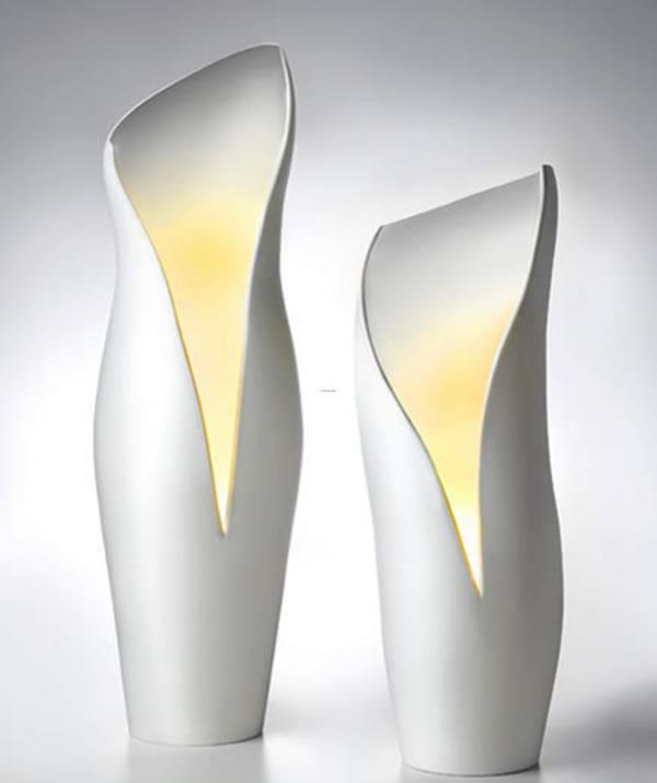 le lampadaire moderne comme un vase en céramique