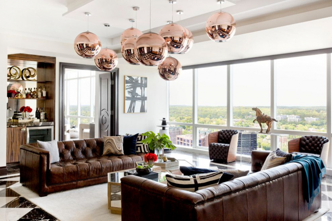 Moderní světlý obývací pokoj s tmavě hnědými pohovkami