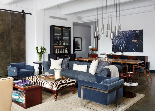 Desaturovaný modrý čalouněný nábytek s klasickou sedací soupravou je vhodný do tradičního obývacího pokoje