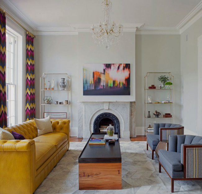 Zářivě žlutá pohovka Chesterfield v obývacím pokoji ve fúzním stylu