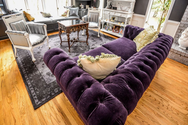 Fusion styl v obývacím pokoji s luxusní fialovou pohovkou Chesterfield