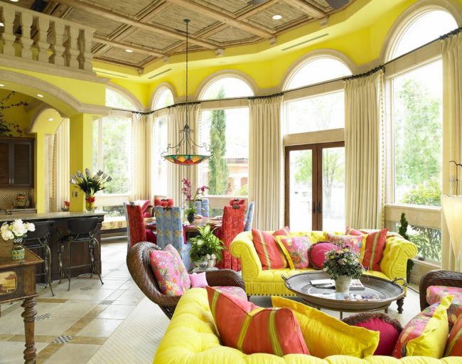 Žlutá pohovka Chesterfield ve středomořském interiéru