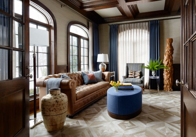 Klasický obývací pokoj v béžových a hnědých tónech s hnědou pohovkou