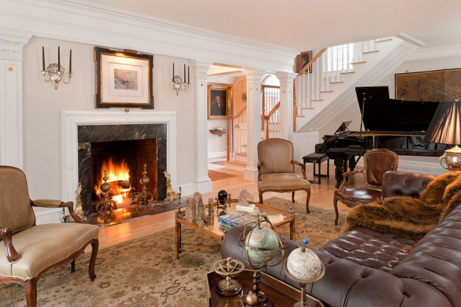 Luxusní klasický obývací pokoj s krbem a pohovkou Chesterfield