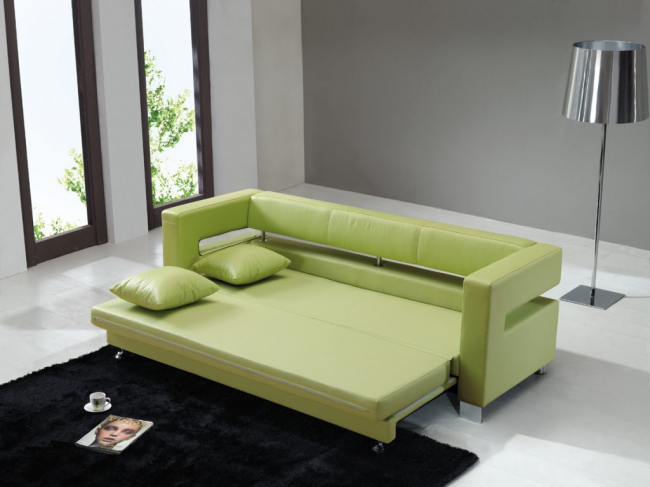 Vysoce kvalitní kožená sedací souprava ve světle zelené barvě se stane vrcholem světlého obývacího pokoje