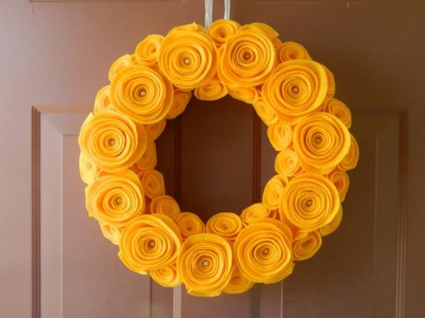 dekoracje wiosenne dekoracje majstrować przy dzieciach wieniec żółte kwiaty