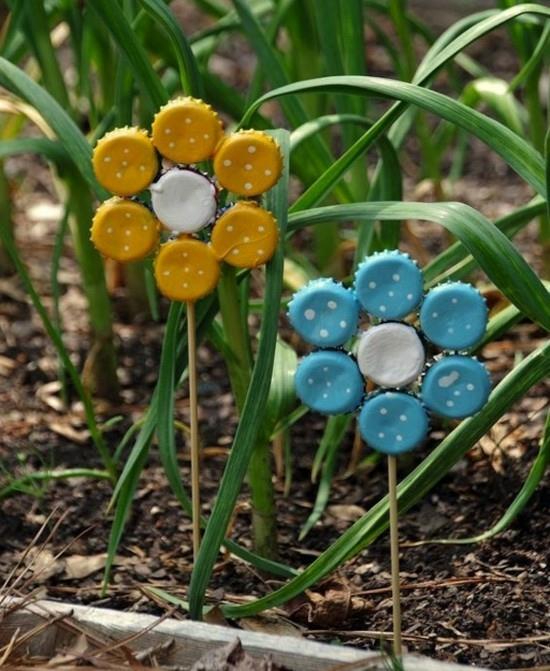 DIY pomysły na dekoracje ogrodowe sprawiają, że kwiaty z kapsli