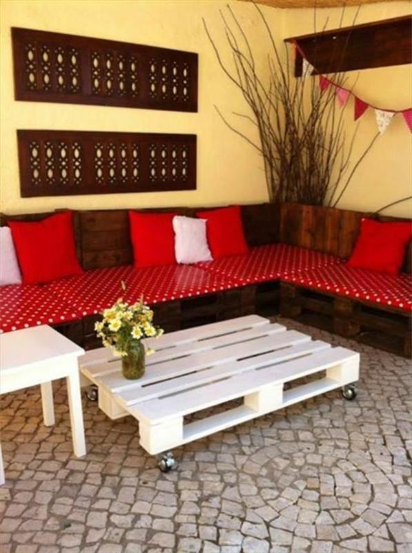 diy meble ogrodowe paleta sofa wzór w kropki czerwony biały stół rolka