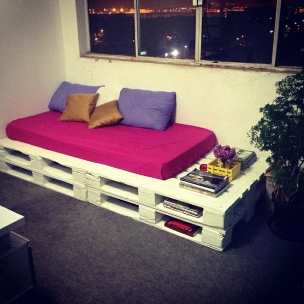 DIY pomysły łóżko z palet dywanowych roślin