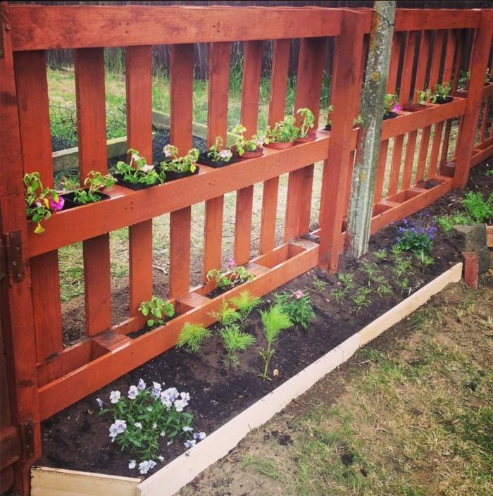 Pomysły na zrób to sam na ogrodzenie ogrodu z palet z pojemnikami na rośliny