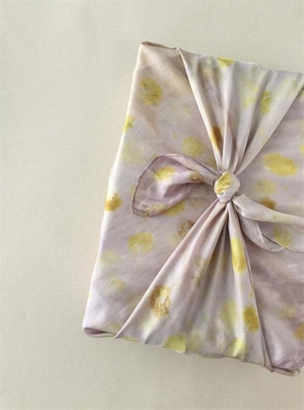 idées de bricolage emballage cadeau avec du tissu furoshiki