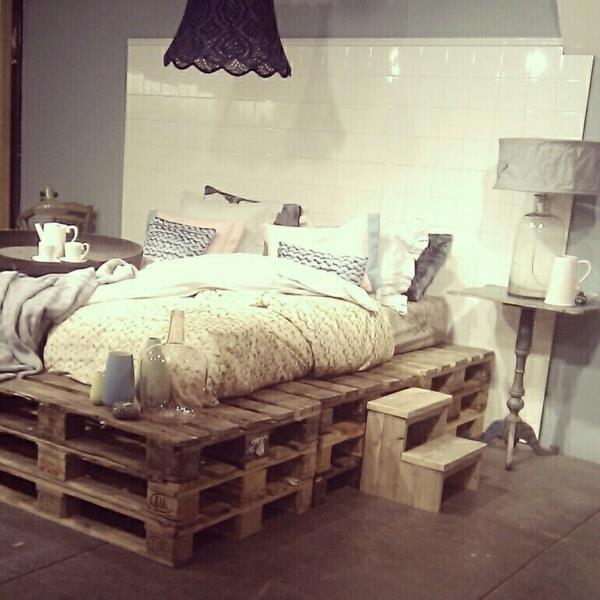 DIY meble łóżko wykonane z palet małe drewniane schody lampa wisząca