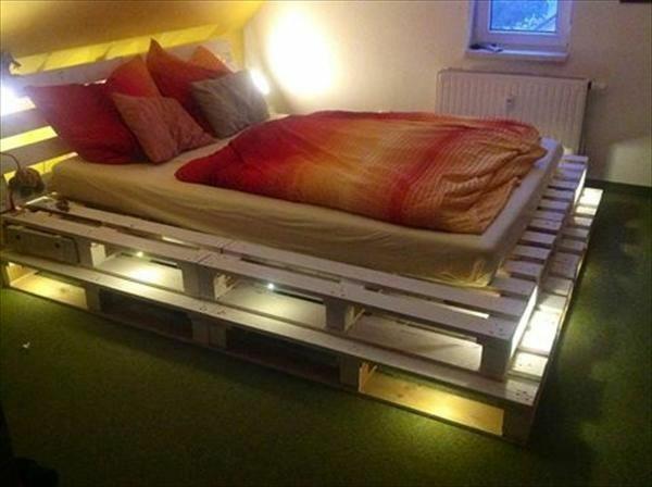 łóżko meblowe diy wykonane z oświetlenia palet