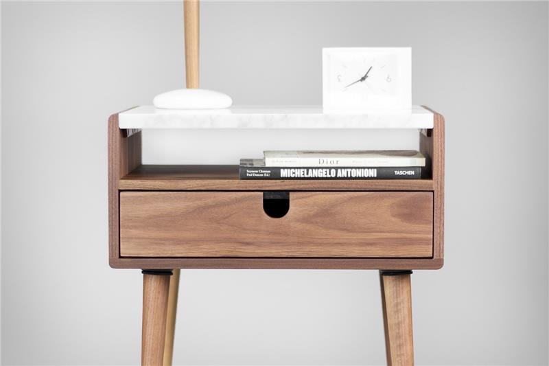 Comptoir de chevet bricolage avec espace pour les livres