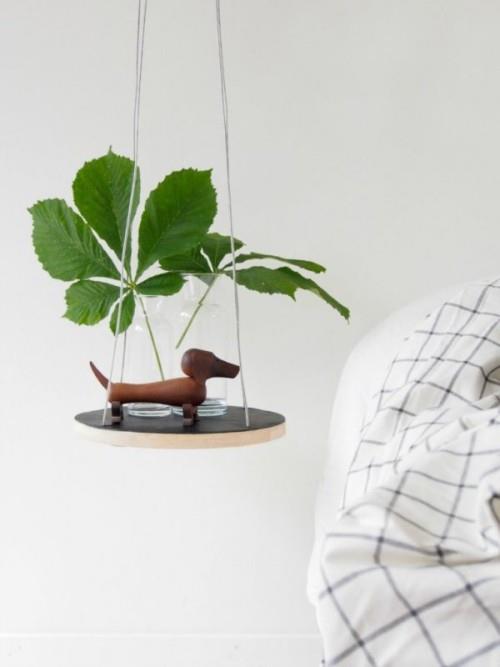 table de chevet bricolage avec une grande plante d'intérieur