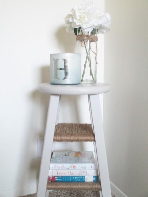 table de chevet bricolage comme un escalier blanc