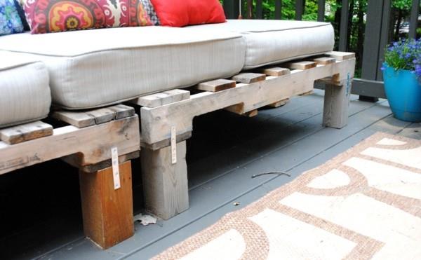 DIY sofa z palet zbuduj własny projekt tarasu balkonowego
