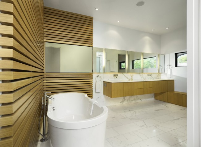 Stylová koupelna s dřevěnými prvky