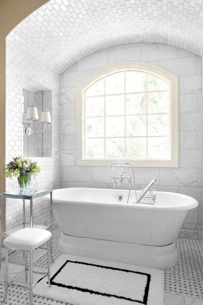Bílá koupelna může okouzlit vytříbenou jednoduchostí a pohodlím
