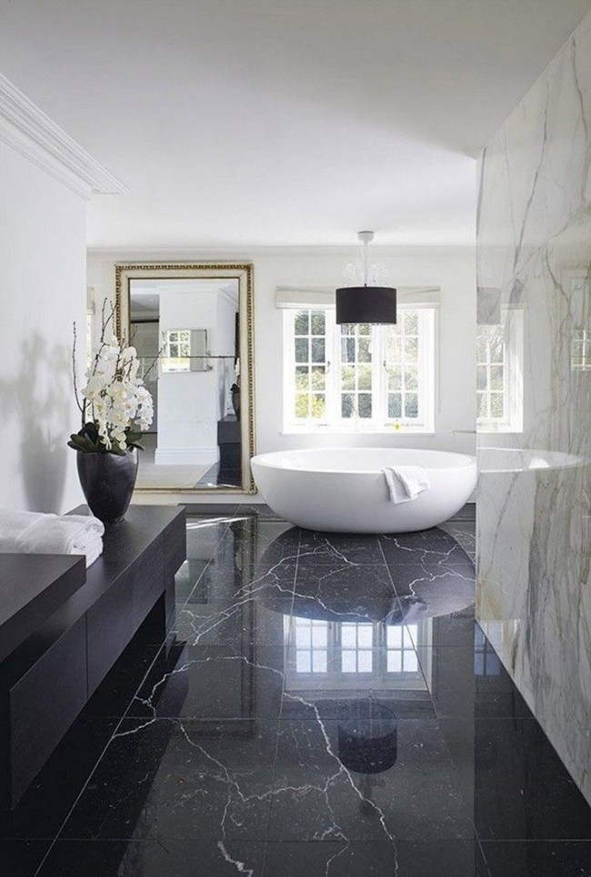 Správné osvětlení a zrcadla pomohou učinit bílou koupelnu neuvěřitelně útulnou.