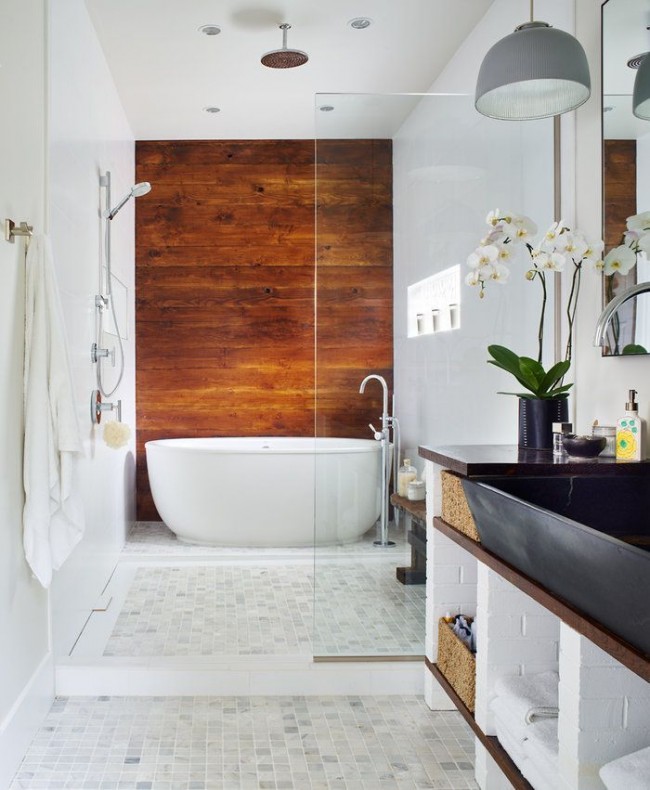 Bílá koupelna s prvky dřevěného dekoru