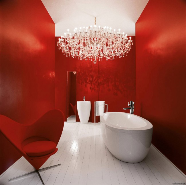 Červená a bílá koupelna